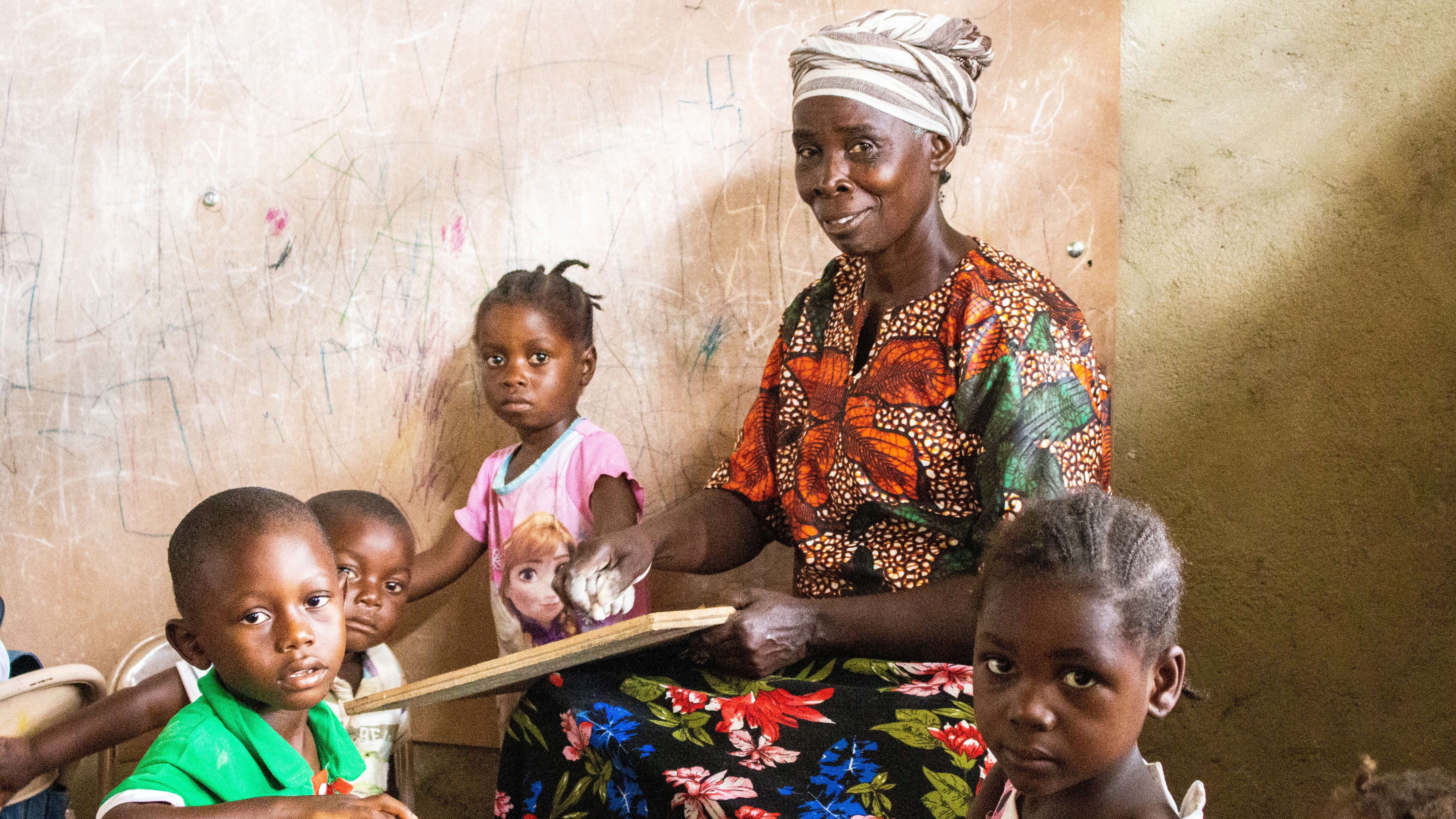 Kvinne i Liberia som driver opplæring