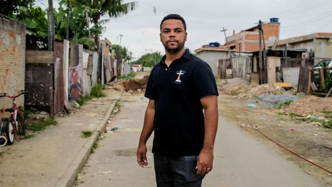 Lokale menigheter, som den pastor Fabiano driver i favelaen i Brasil, jobber med to ting: Å dele Guds ord og å være Guds hender og føtter.