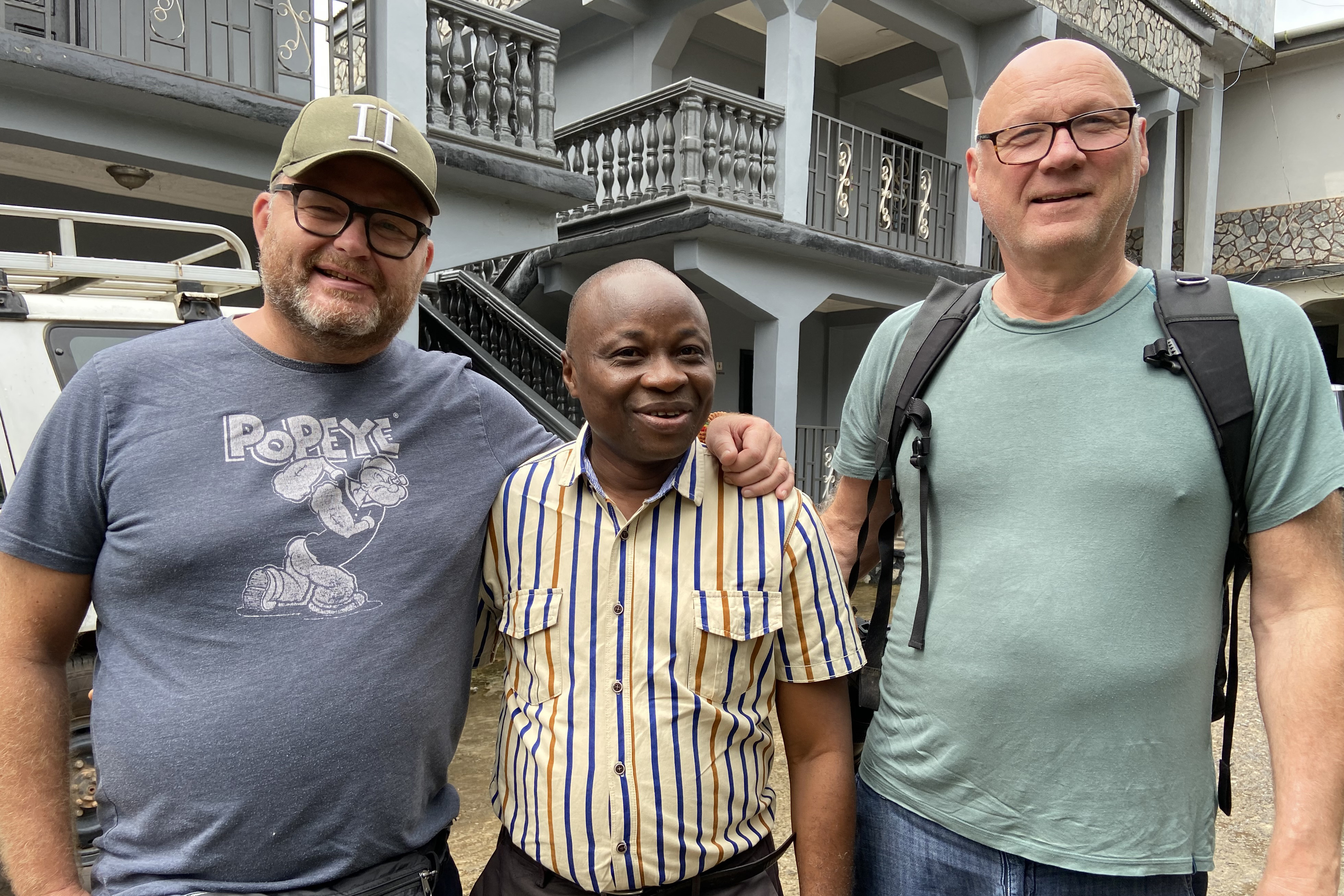 Gadiru Bassie sammen med Oddmund Køhn og Sverre Vik - på besøk fra Misjonsalliansens hovedkontor