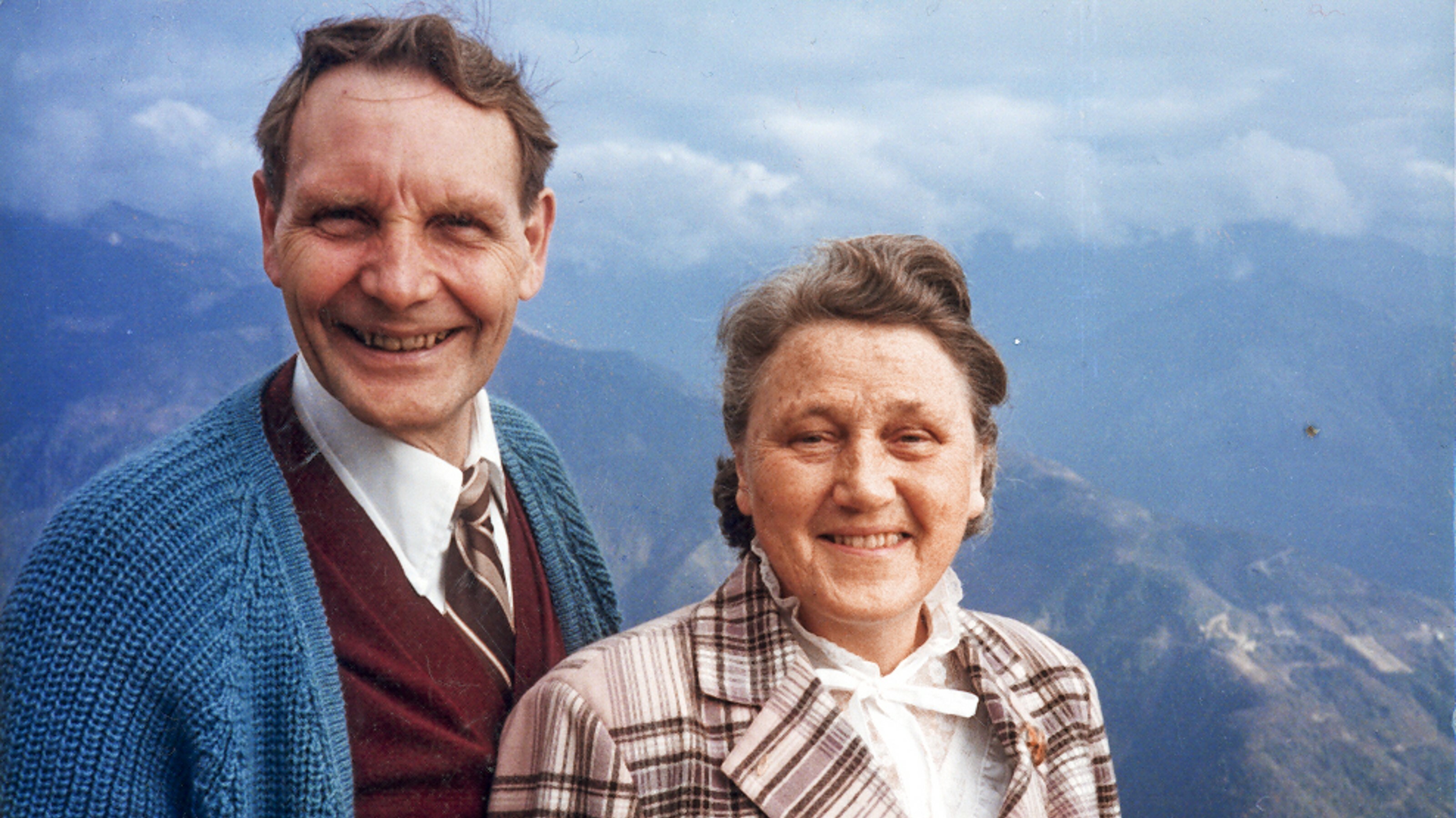 Bjarne og Alfhild Gislefoss på en fjelltopp