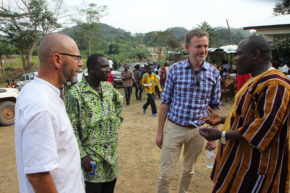 Forfatteren og utsendinger i dialog med lokale partnere i Liberia.