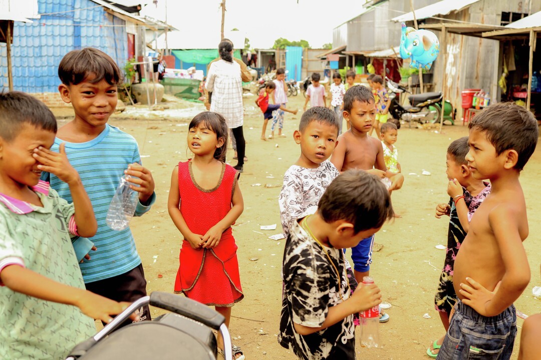 Barn på gata i Kambodsja