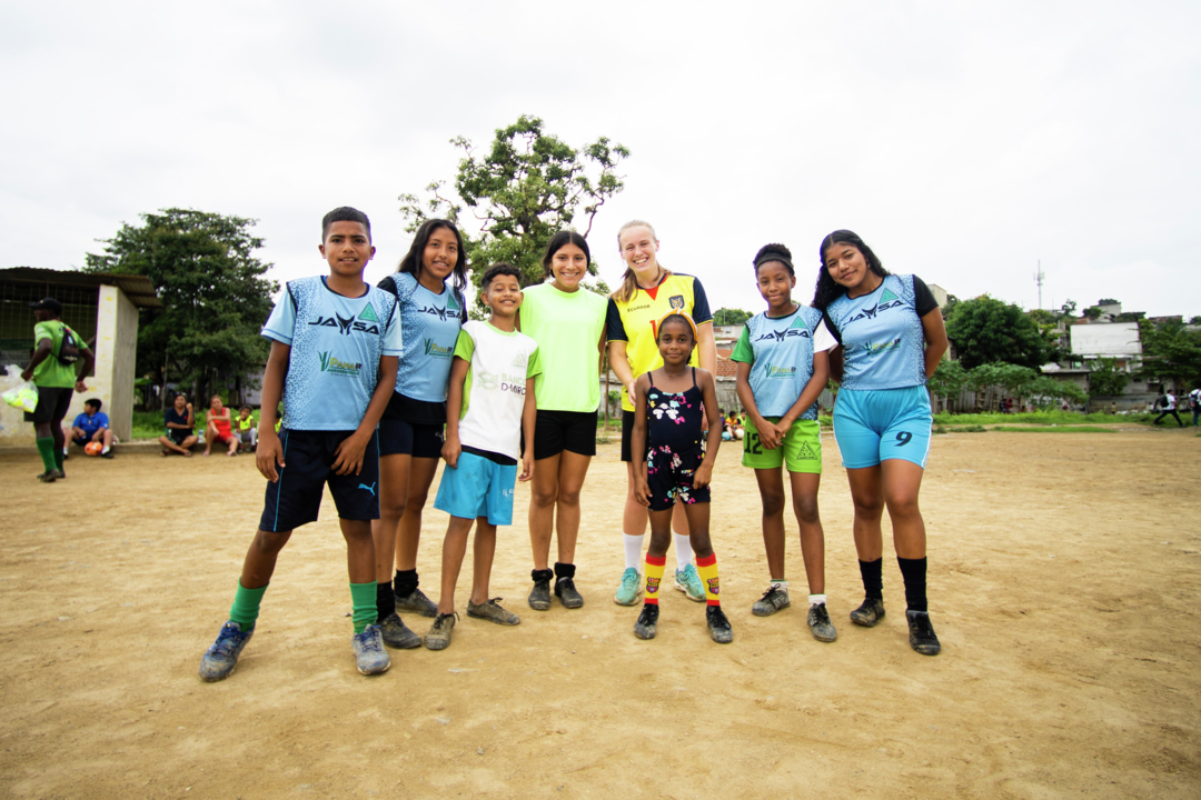 Barn på fotballbane i Ecuador