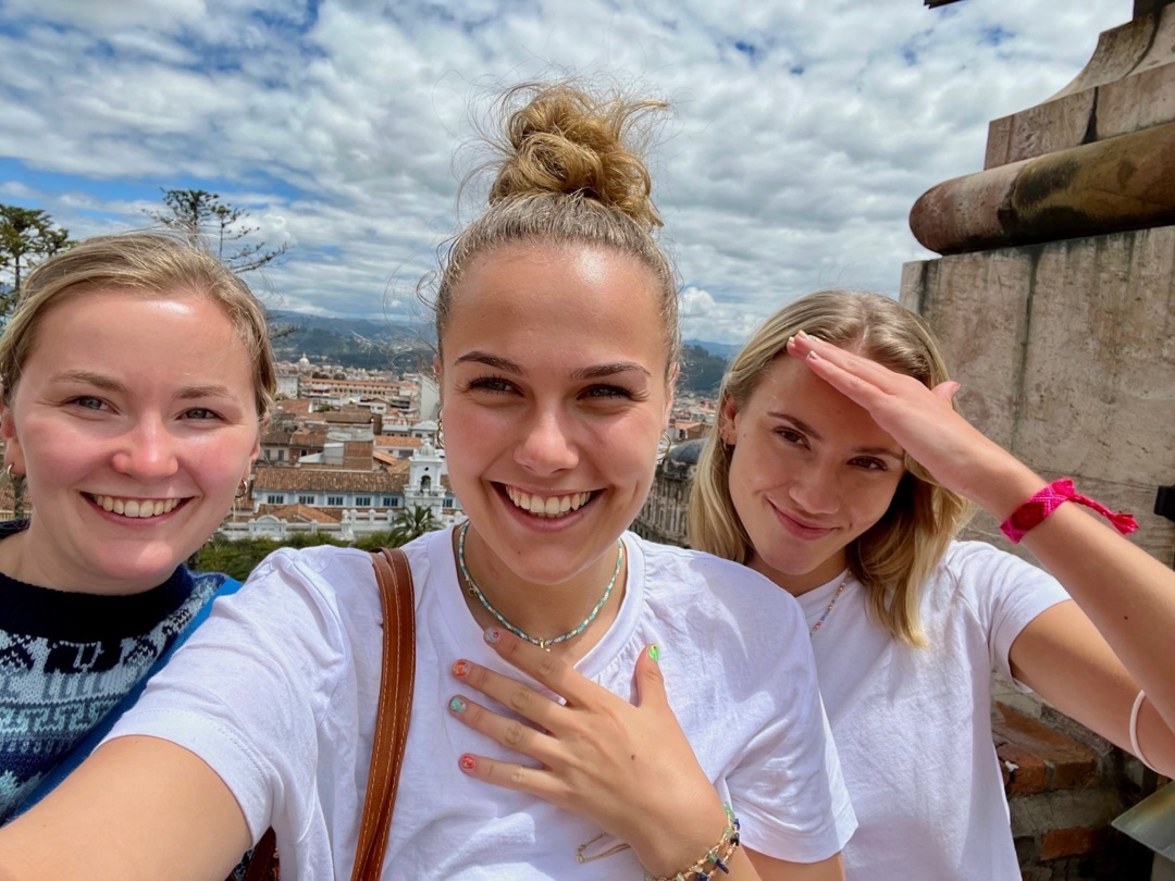 Tre jenter på en høyde i byen Guayaquil.