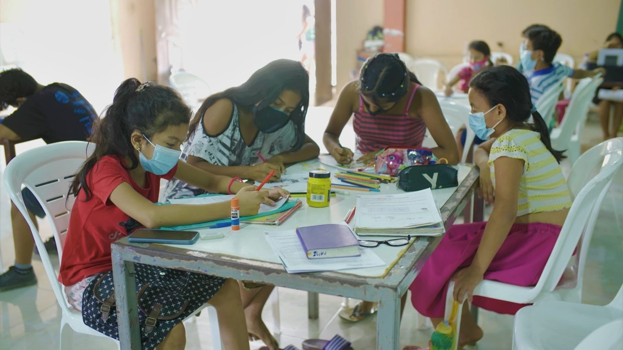 Barn i Ecuador som får leksehjelp i sin lokale kirke