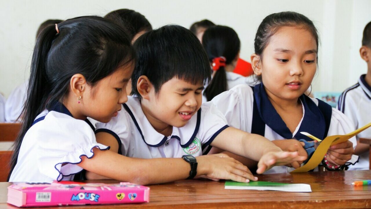 Skolen må tilpasse undervisningen og skape et inkluderende klassemiljø, som tilfelle var for denne blinde jenta i et av Misjonsalliansens prosjekter i Vietnam