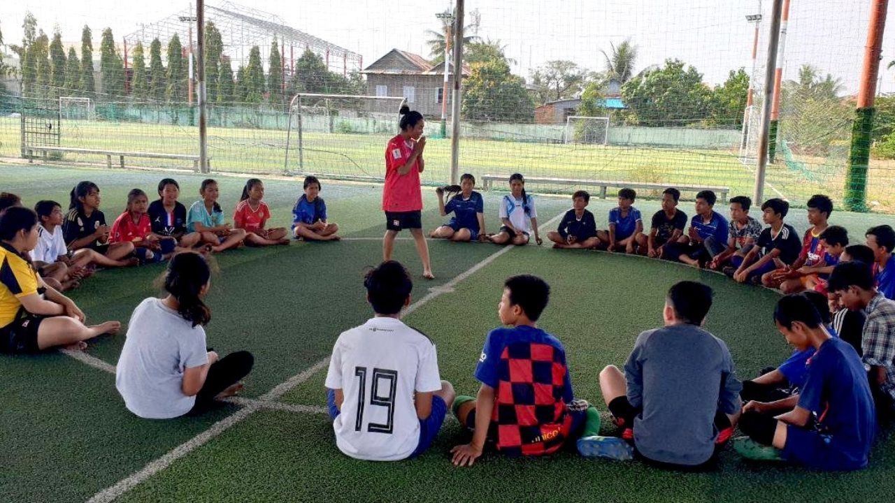 Sreyneang Yen leder en gruppesamling av ungdom som spiller fotball.