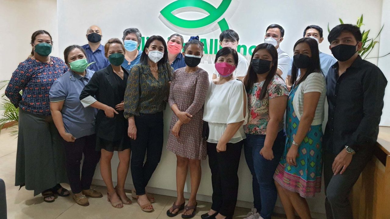 Lokalt ansatte og partnere på åpning av Misjonsalliansens nye kontor på Filippinene.