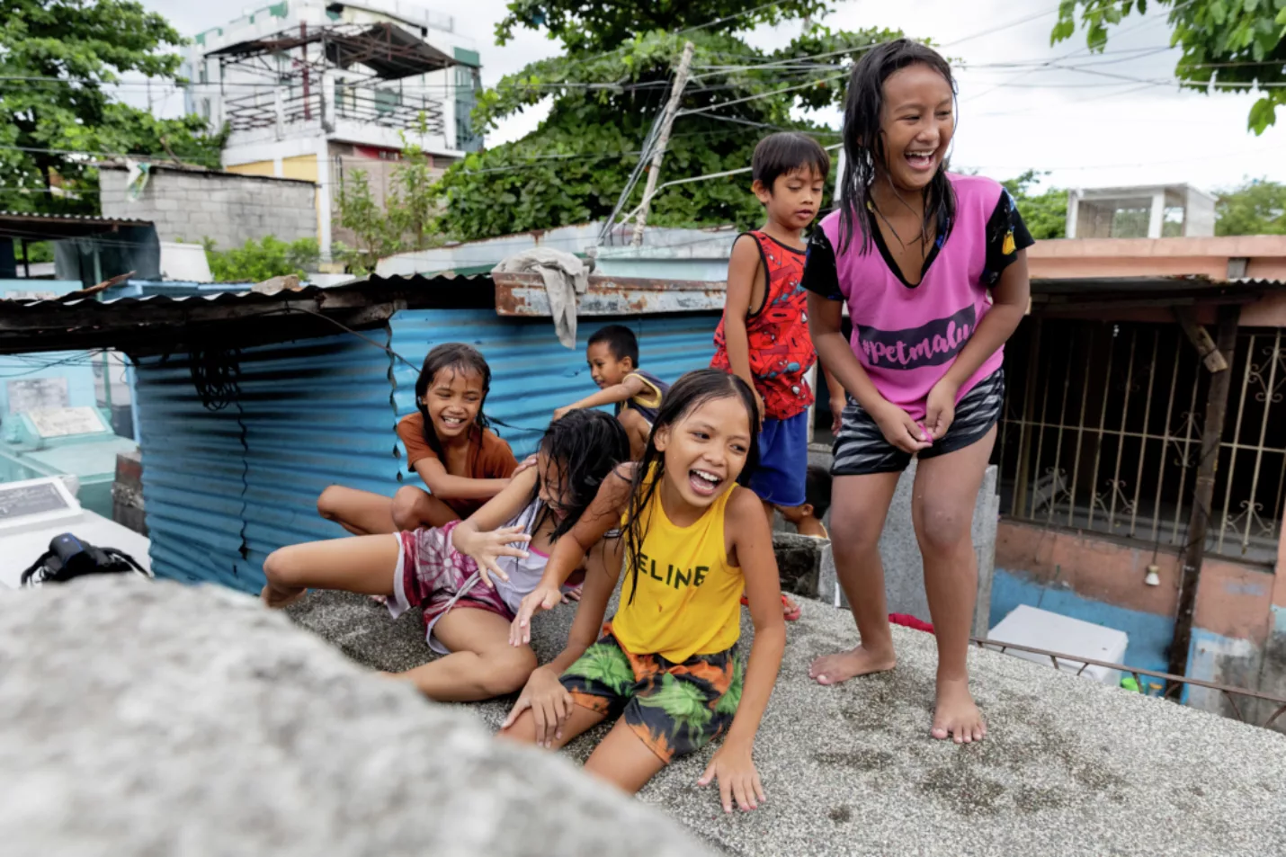 Barn som vokser opp i fattigdom i byen i Manila