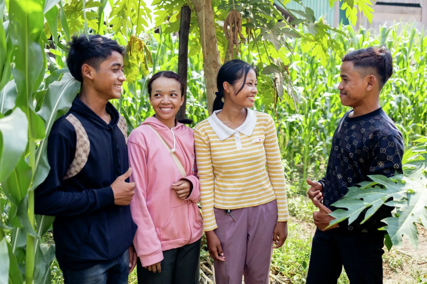 Ungdom i samtale i Kambodsja
