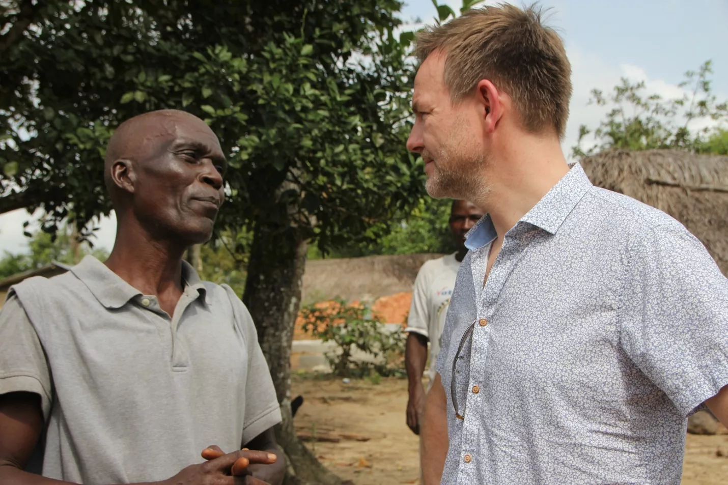 Andersen i samtale med mann i Vest-Afrika
