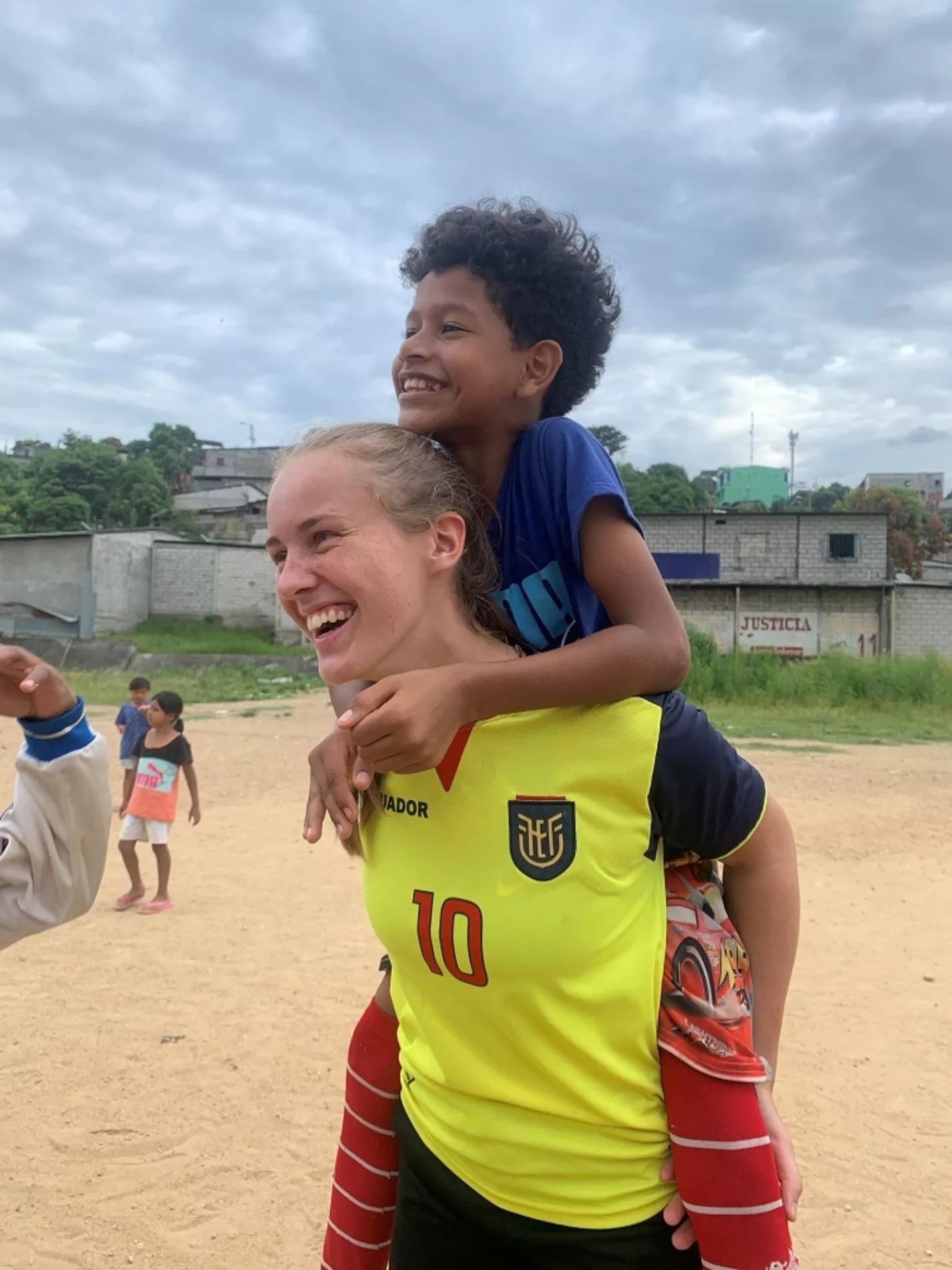 Tiril sammen med et av barna i Ecuador